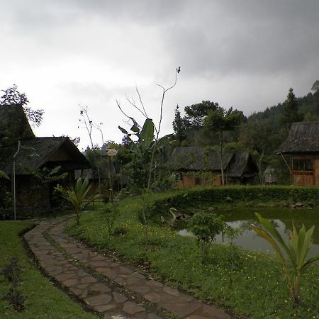 Villa Kampung Karuhun Sutan Raja Bandung Bagian luar foto