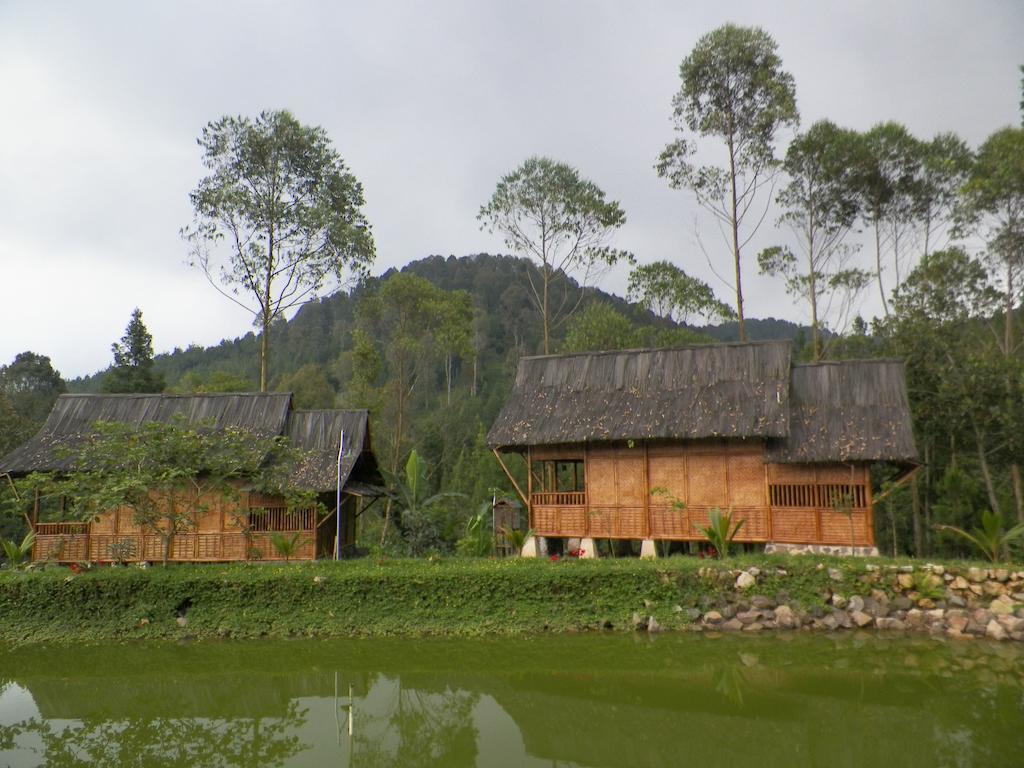 Villa Kampung Karuhun Sutan Raja Bandung Bagian luar foto