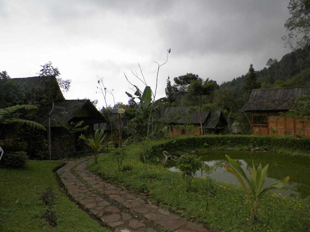Villa Kampung Karuhun Sutan Raja Bandung Bagian luar foto