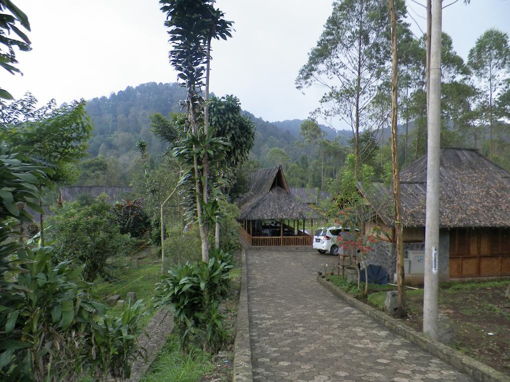 Villa Kampung Karuhun Sutan Raja Bandung Bagian luar foto