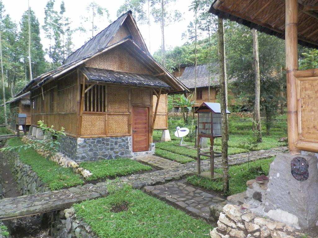 Villa Kampung Karuhun Sutan Raja Bandung Bagian luar foto